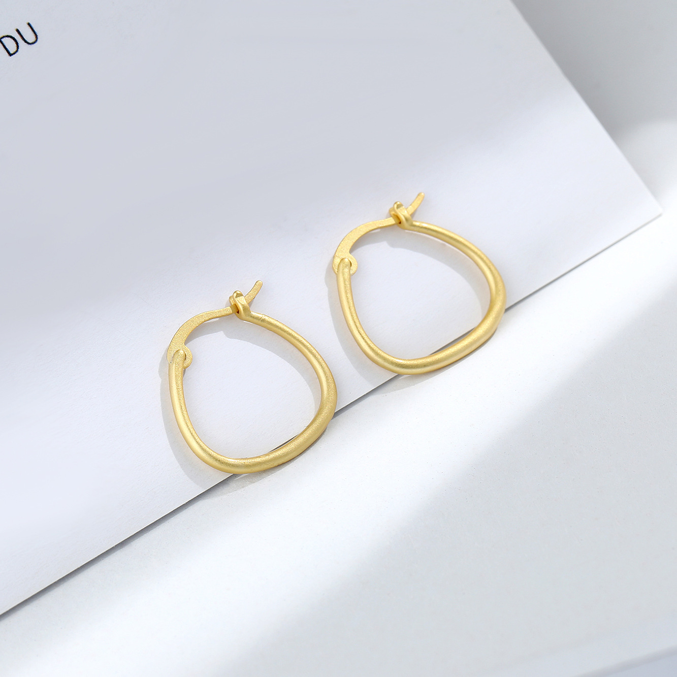 Retro net red oval earrings