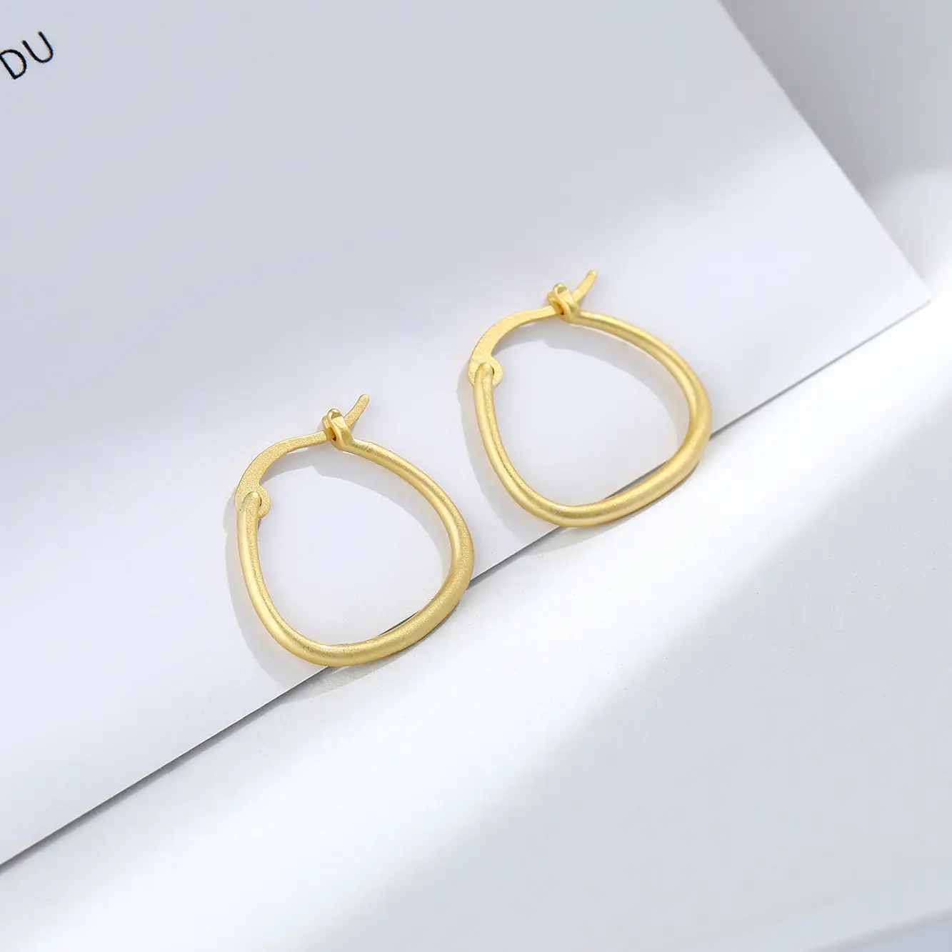 Retro net red oval earrings