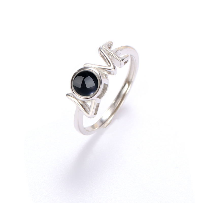 خاتم بتصميم كلمة "LOVE" بألوان عاكسة