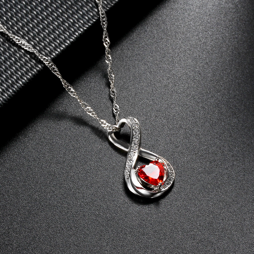 قلادة بتصميم قرعة مزينة بأحجار الزركون الإبداعية