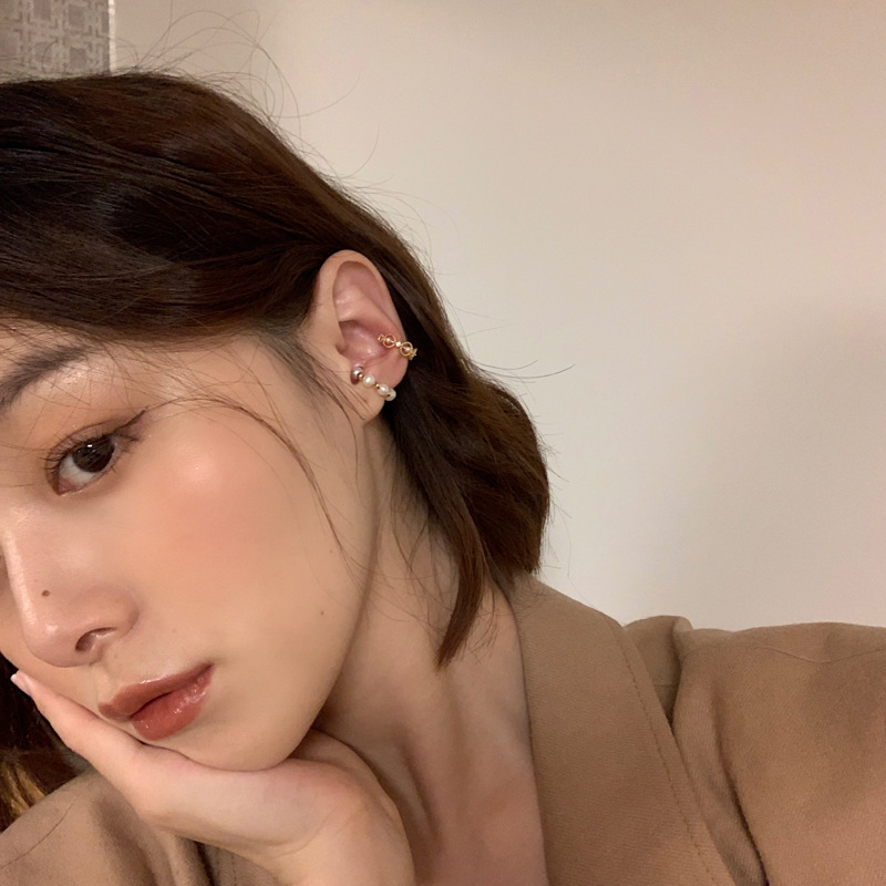 Female retro earrings without pierced ears