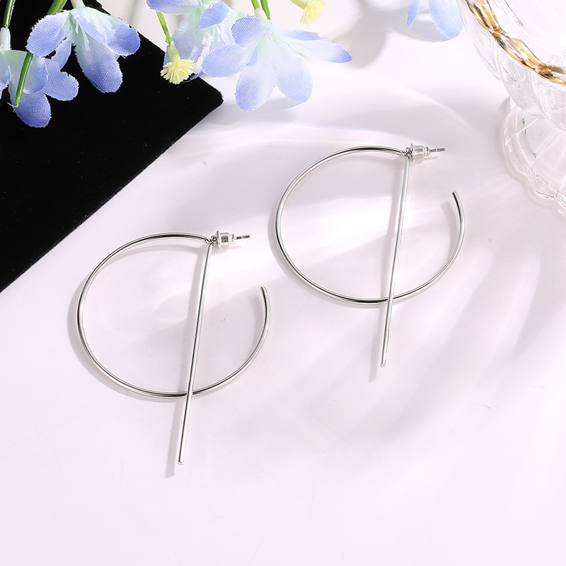 Simple C-shaped earrings