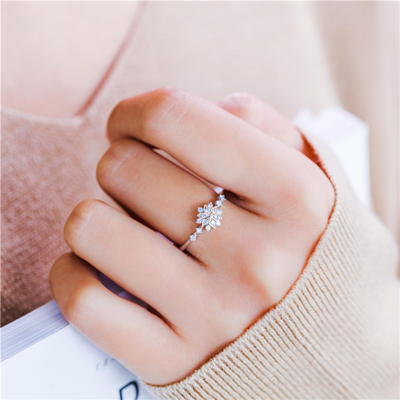 Golden European and American style snowflake ring birthday engagement