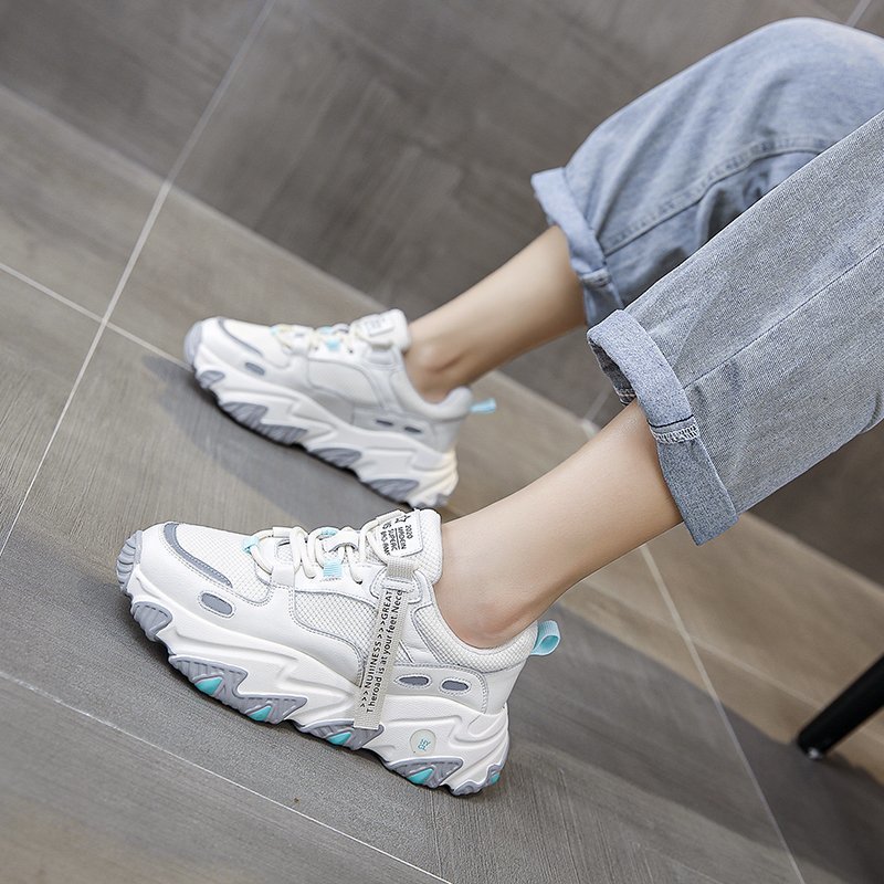 Color block sports shoes