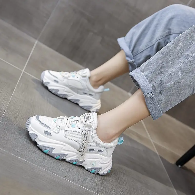 Color block sports shoes
