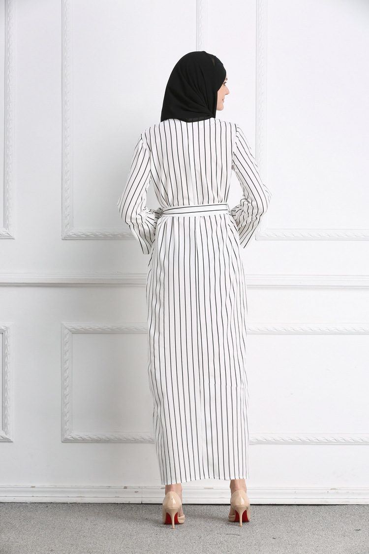 فستان مخطط بتصميم تقليدي