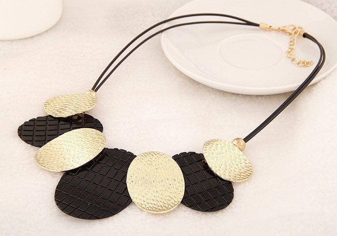 Fashion atmosphere round gold necklace