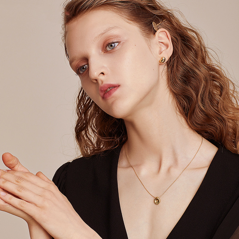 Short simple clavicle chain