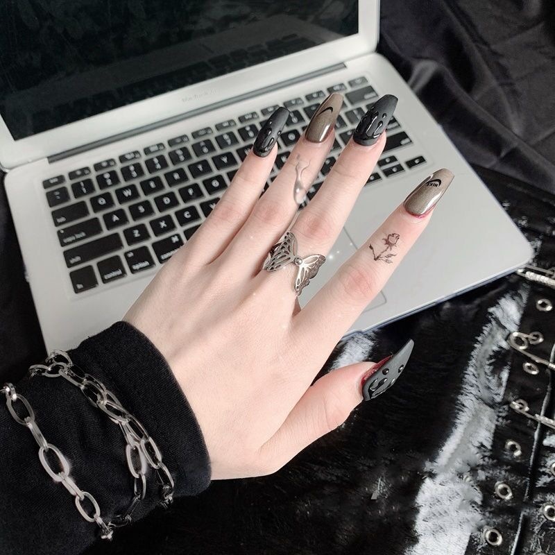 Dark Terroir Cool Girl Hollow Butterfly Ring