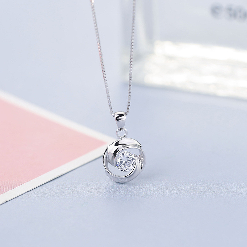 Rose necklace of imitation mosang stone