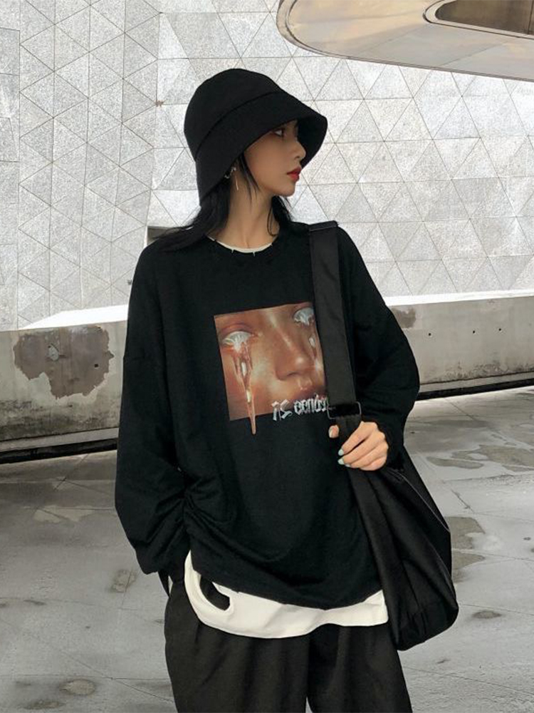 Round neck quirky portrait print long-sleeved sweater