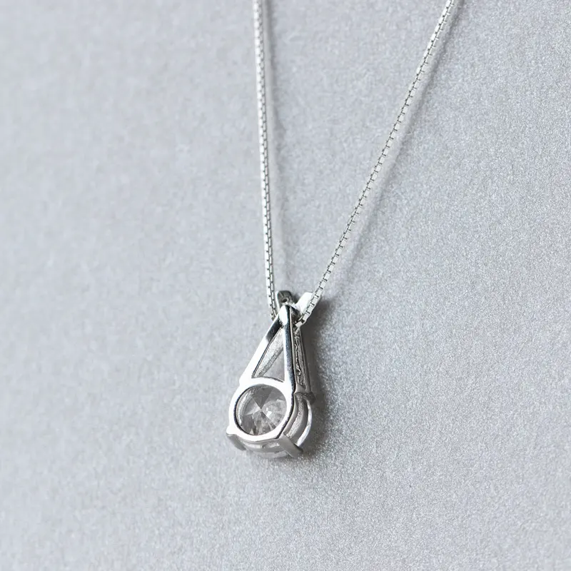 Short Clavicular Chain Woman