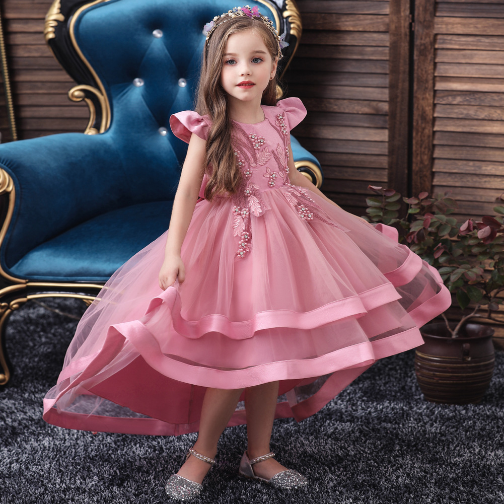 Large tail model catwalk dress