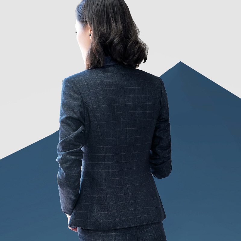 بدلة نسائية عملية للرحلات اليومية والأعمال