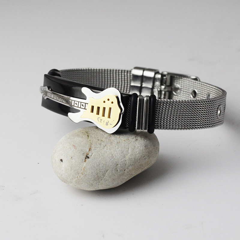 Men's bracelet with gold net in guitar room