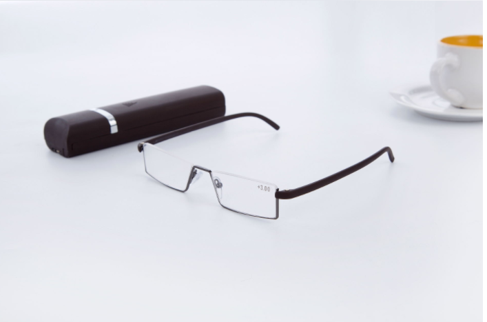 High-definition glasses for the elderly
