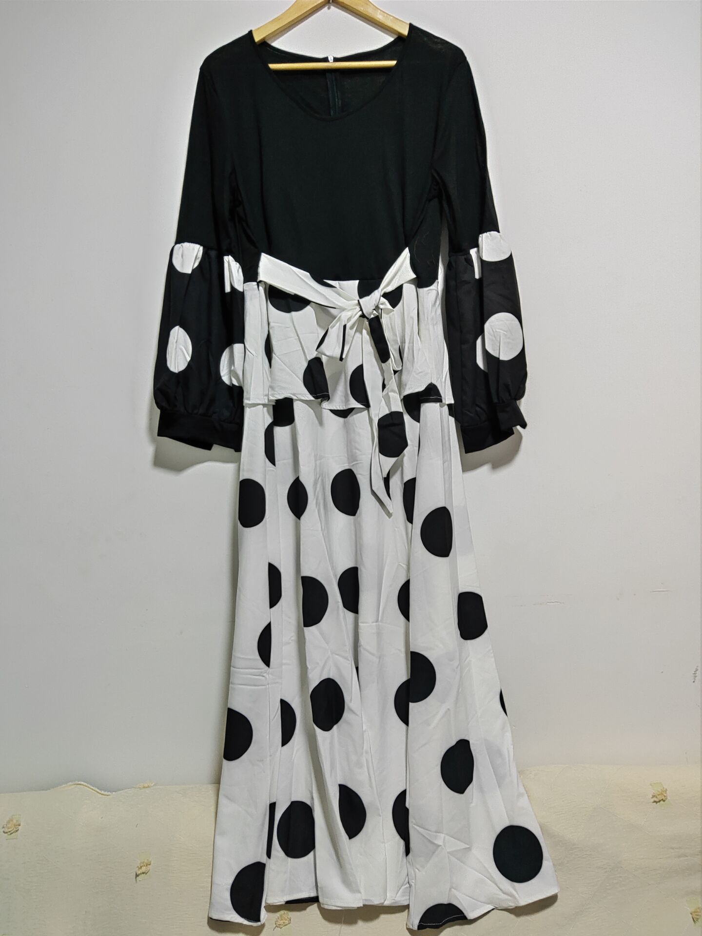 فستان نسائي بطبعة نقاط عالية الخصر مع تطريز شبكي