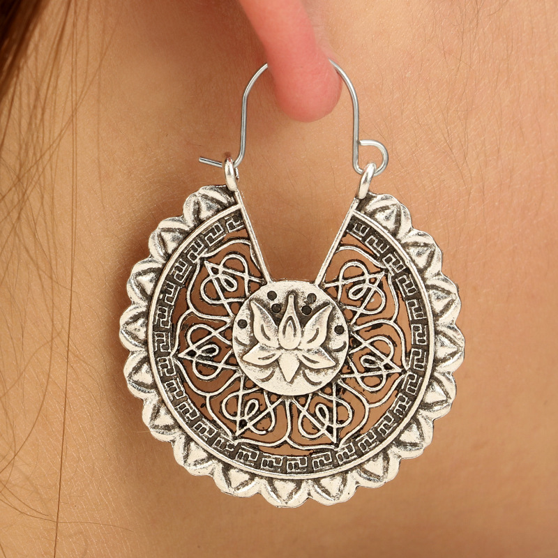 Ethnic carving earrings