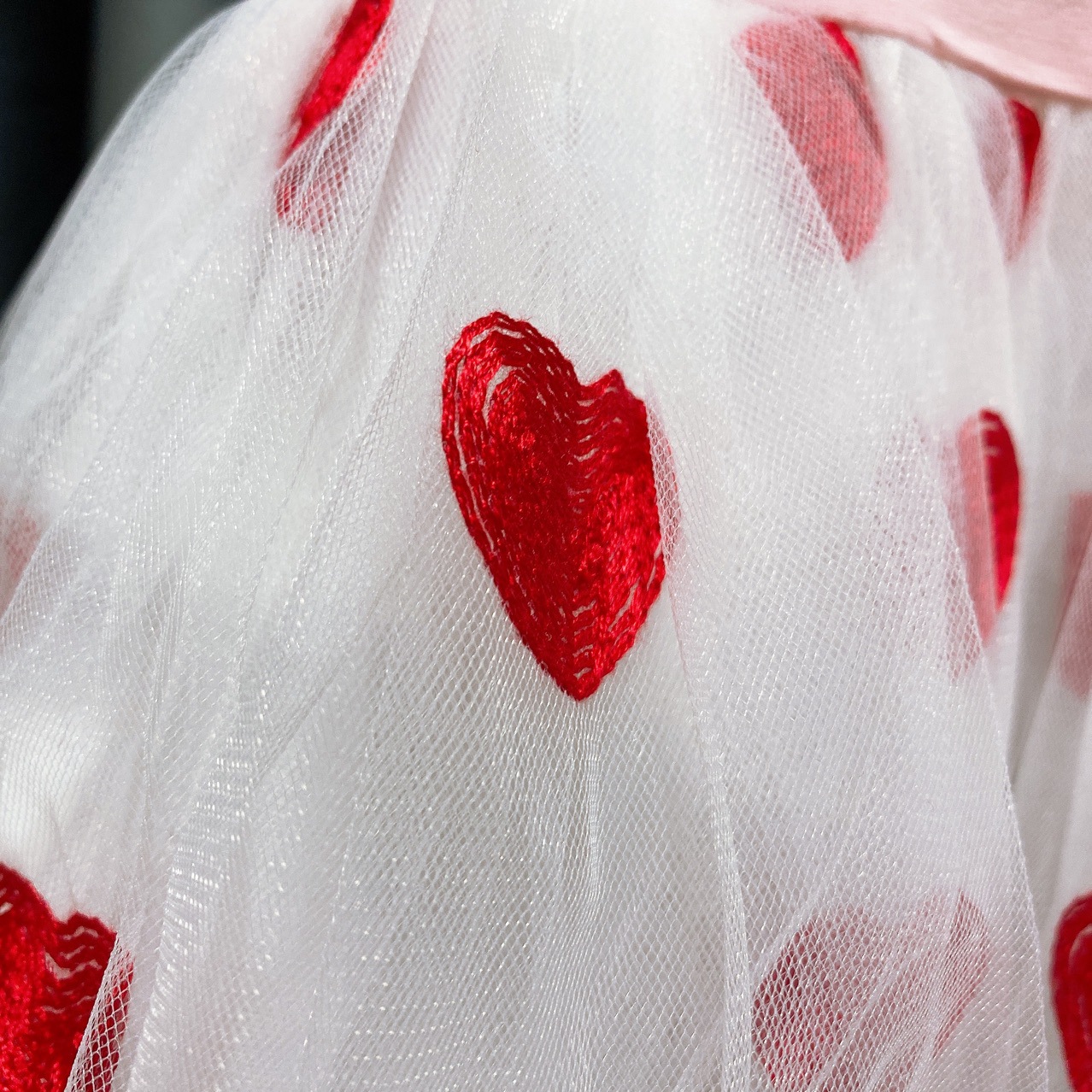 تنورة شبكية بتصميم ملاك الفتاة الجميلة