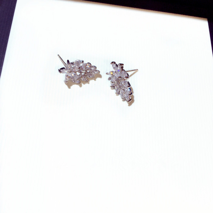 Leaf earrings with rhinestones
