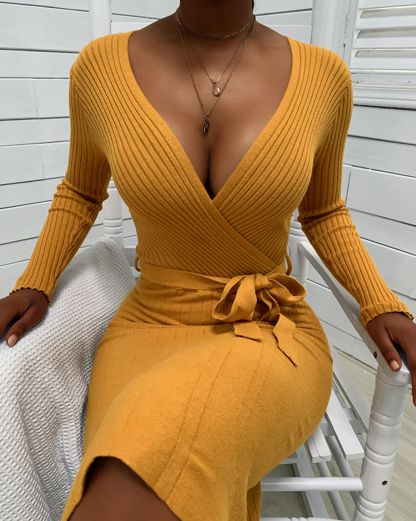 فستان كاجوال محبوك بتصميم رباط أمامي وياقة على شكل V