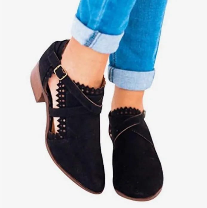 Short boots with low heel and laser engraved women's boots - Black