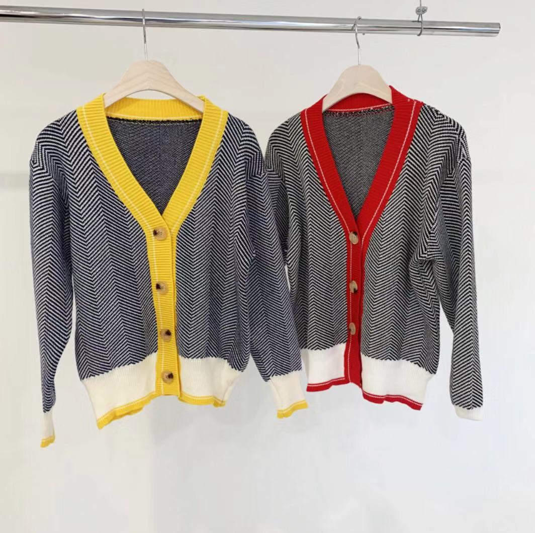 V-neck contrast texture sweater coat