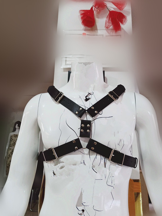 A wide belt and chest belt