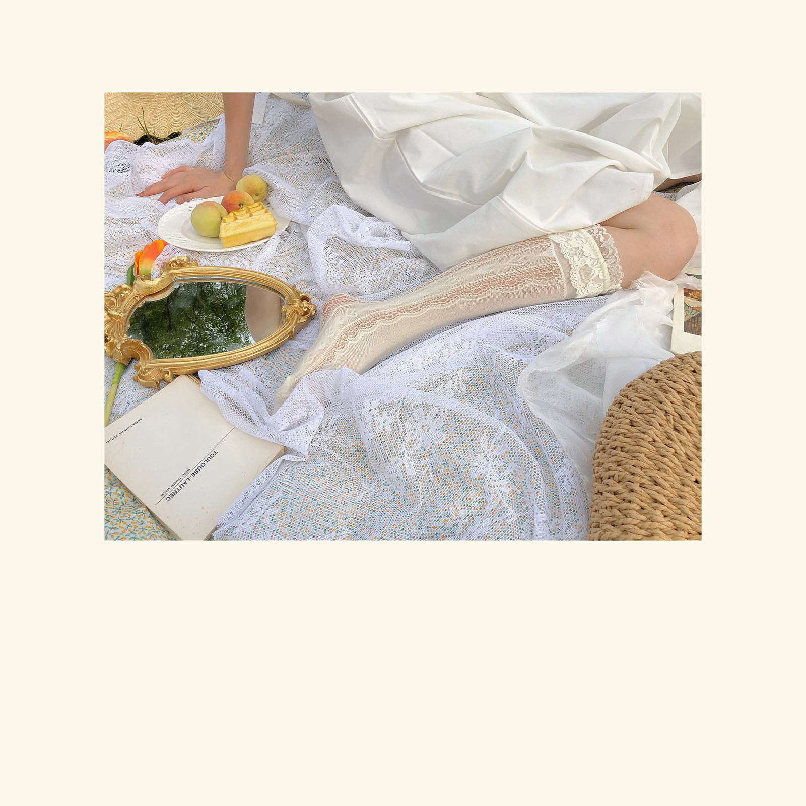 Love Hollow Wood Ear Lace Socks