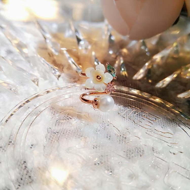 Shell flower pearl ear clip