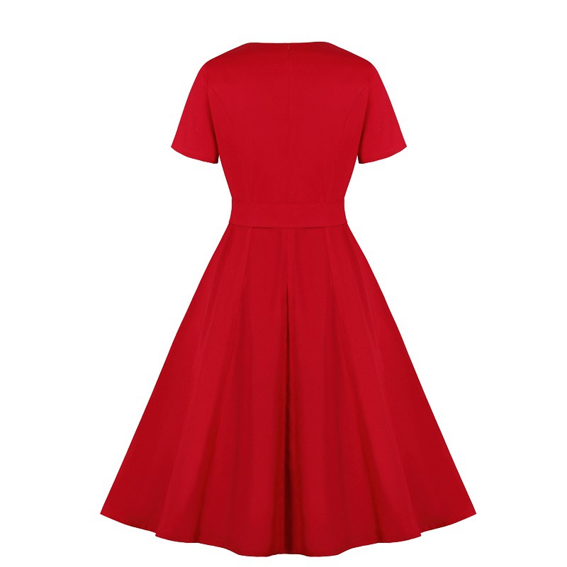 بلوزة نسائية بأكمام قصيرة وياقة V - تصميم ربيعي بألوان سادة