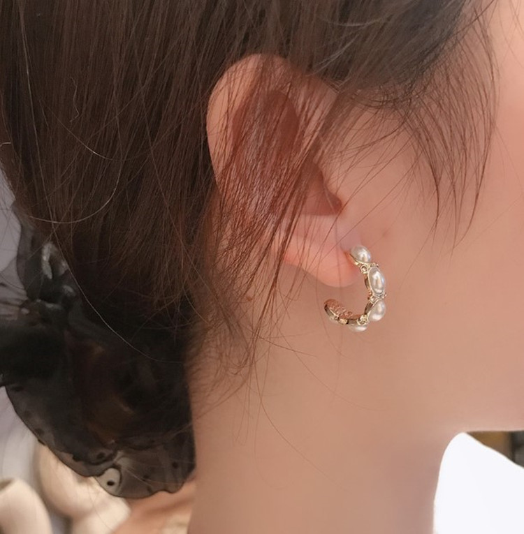 Female Fashion Pearl Elegant C-shaped Earrings