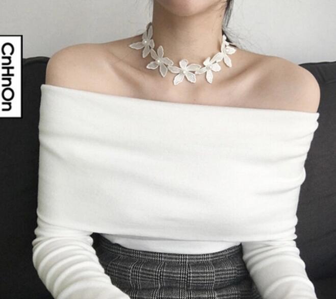 Exaggerated necklace with pearl braided flowers