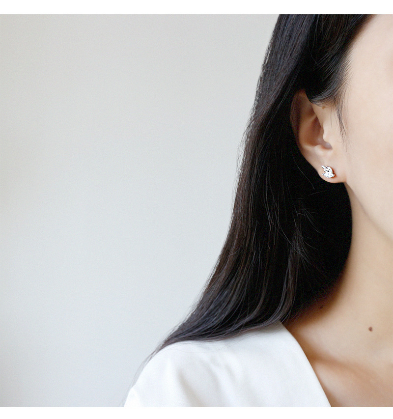 S925 Sterling Silver Simple Asymmetric Leaf Leaf Stud Earrings