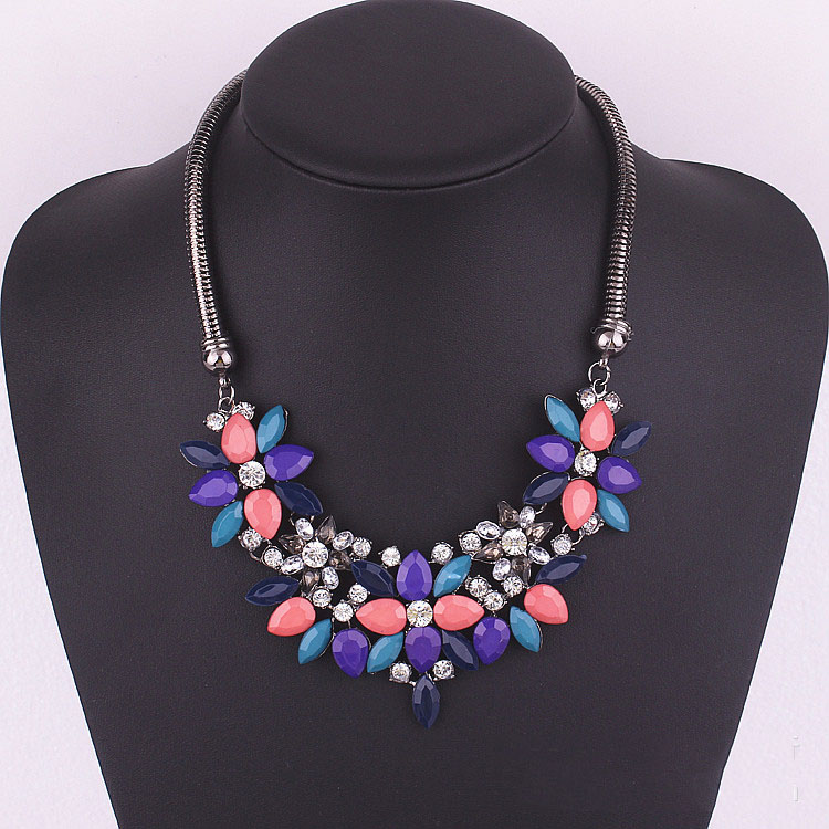 Exaggerated flower decoration necklace