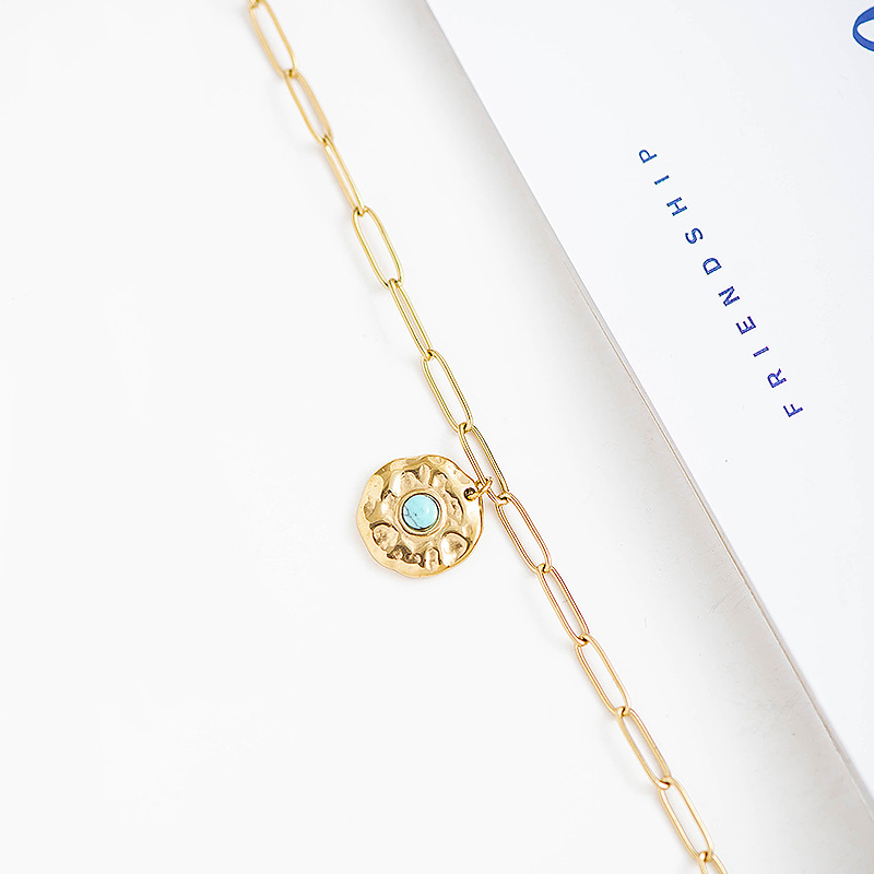 قلادة ميدالية بتصميم أنيق