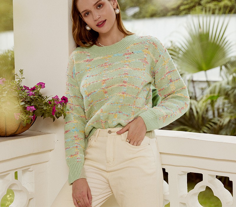 Round neck plaid contrast knitted sweater