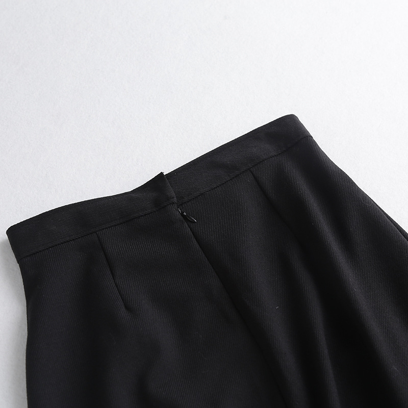 Wide pleated skirt with chain decoration