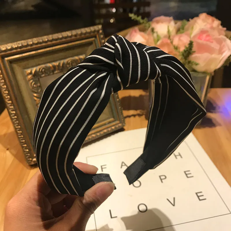 Knotted wide-edge fabric cross hairpin - Striped Black