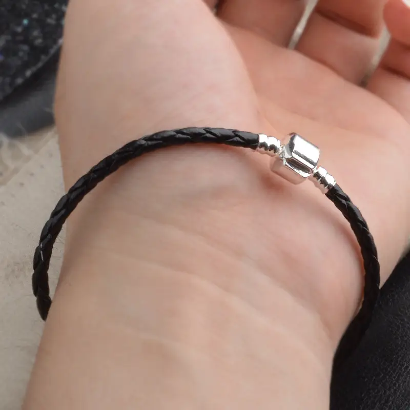 Simple hand rope male student