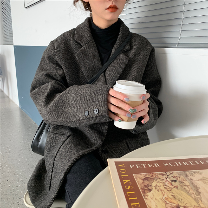 Mid-length and small woolen suit