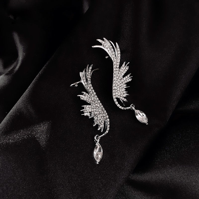 مشبك للأذن بتصميم جناح الملاك