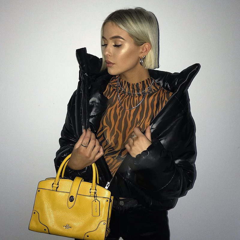 Women's clothing with stand-up collar