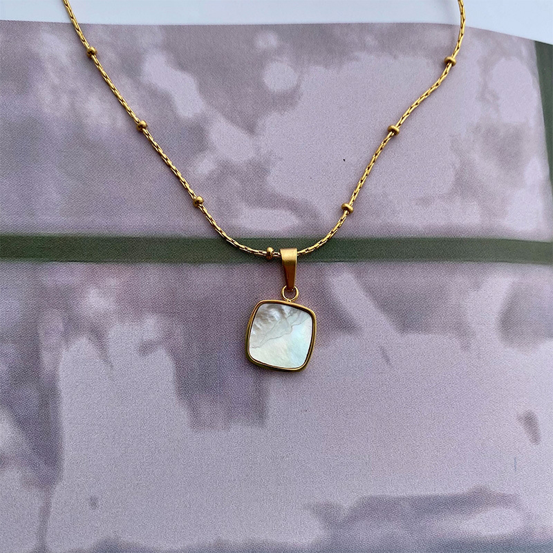 Necklace with mother shell