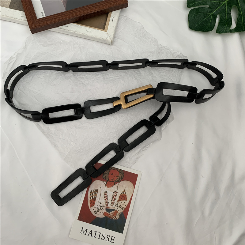 Wide waistband with hook chain