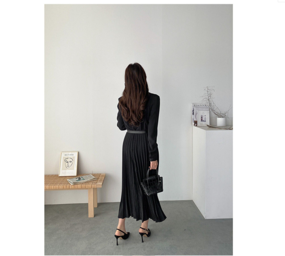 فستان بليسيه بياقة طويلة وتصميم نحيف للخصر