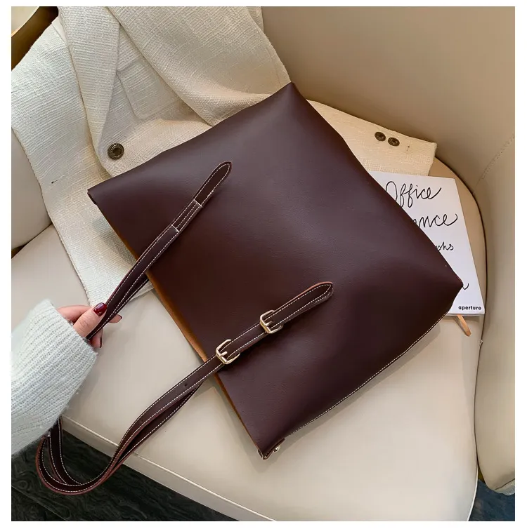 Large capacity shoulder bag - Brown
