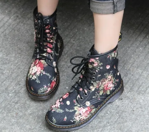 New western cowboy style Europe and America handsome retro small floral flat with boots high help Martin boots - Black