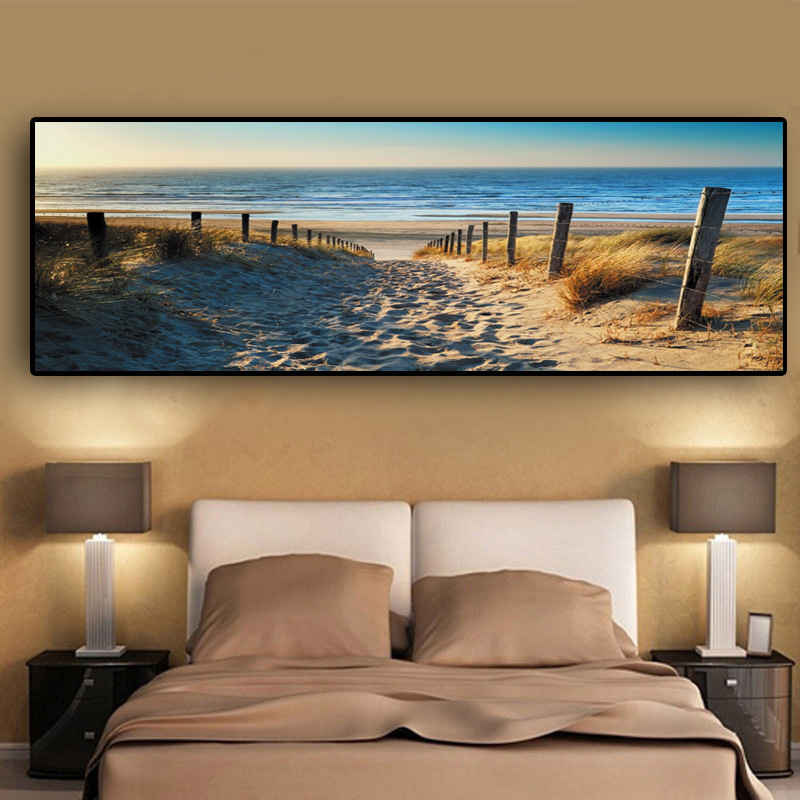 لوحات جدارية بتصميم منظر طبيعي لشاطئ البحر بجانب السرير