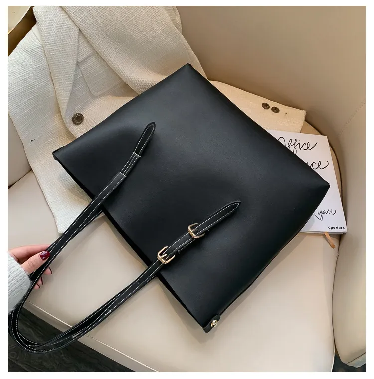 Large capacity shoulder bag - Black